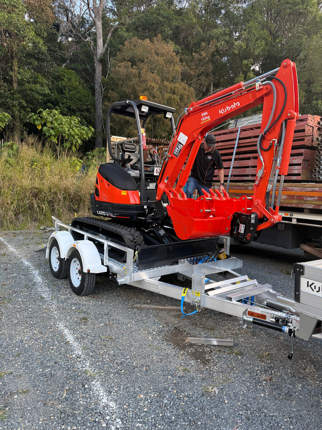 2.5T Kubota Quick & Tilt Hitch Weekend Hire - Trailer Included