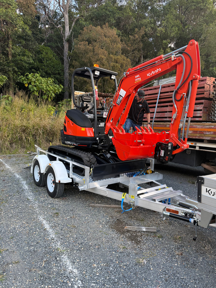 Kubota 2.5 Excavator -Augers Included